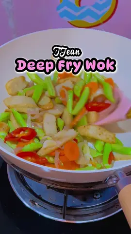 Kebiasaanya pan je tak melekatkan..tapi sekarang tjean dah keluarkan kuali yang tak melekat..serius best pakai kuali ni 😍 #tiktok #tiktokmalaysia #tiktokshopmalaysia #tjean #tjeandeepfrywok #kuali #kualilagend #kualitakmelekatmurah #kualitakmelekatviral #kualitakmelekitringantakberat #kualiviral #kualiviraltiktok #kualiviralmurah #kakakpinkbyyana #kakakpinksharing #kualideepfry 
