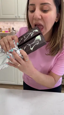 I tried making the Dubai viral chocolate bar and its so yummy! #viralfood #tiktokmademedoit #tiktokcookbook #yummy 