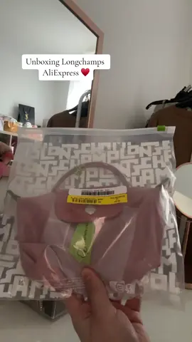 ✨unboxing Mini Trousse ✨ Longchamps AliExpress  Hello les copines j’espère que vous allez bien. J’ai craqué sur cette Mini trousse Longchamps acheté sur @AliExpress France a petit 15€. Il n’y a pas la ances.  A la fin de la vidéo je vous le compare au vrai je lui ai rajouter une pochette pour qu’il reste magnifique.  Vous aimez ?  #unboxing #longchamp #aliexpress #minitrousse #haul #sac #likes #foryou #fyg #fypシ゚ #fypシ゚viral #pink #bag #baglongchamp #pourtoi 