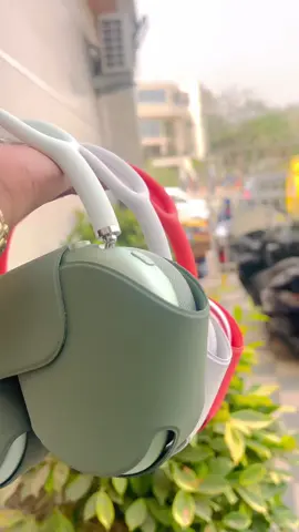 AirPods Max Vrac de couleur Blanc/Rouge et vert disponible chez @electroluxsenegal  N'hésitez pas à visiter notre site Web à l'adresse www.electroluxdakar.com pour découvrir nos derniers produits et offres spéciales. Vous pouvez également nous contacter par e-mail à electrolux@electroluxdakar.com ou nous appeler au 778336262 ou 779304343  #senegalaise_tik_tok🇸🇳pourtoichallenge 