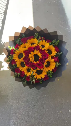 25 red roses & 10 sunflowers 🌹🌻 #redroses #sunflowers #ramos #rosebouquet #sunflowerbouquet #fyp #ramobuchon #fyp #girasoles #ramodegirasoles #vannuys #sfv #pacoima #sylmar #flowerbouquet 