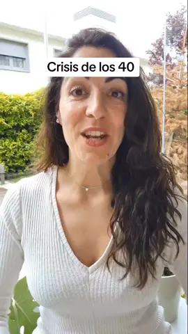 El 99% de las mujeres no saben lo significa realmente la crisis de los 40.  🍀Y te voy a contar por qué estás de suerte si estás en ese punto.  🔔La crisis de los 40 es una campanita de tu alma que suena para recordarte que revises si estás haciendo lo que has venido a hacer.  La vida te da la respuesta con síntomas y sensaciones:  1️⃣ Si a pesar de haber hecho todo lo que se supone que tenías que hacer para ser una persona de bien y lograr la felicidad y la realización: estudios, trabajo, pareja, familia, sientes un vacío enorme, te sientes perdida, desmotivada y sin ninguna confianza.  2️⃣ Si las personas te felicitan por el éxito que has logrado en algún área: profesión, económico, estilo de vida, pero tú sientes que no es para tanto, porque no logras sentirte plena y satisfecha.  3️⃣ Si has probado de todo (taichi, ayuno intermitente, flores de Bach, senderismo alpino) pero no consigues conectarte con el momento presente y vives angustiada y agitada.  📢Así habla la vida.  🔔🔔🔔Y alrededor de los 40 (a la mitad de la longitud media de vida de un humano hoy día) esa campanita suena más fuerte que nunca para que dejes de pasar por alto y aproveches de verdad la media vida que te queda en este cuerpo, en esta encarnación. Y hagas lo que has venido a hacer, en compromiso absoluto contigo misma.  🥰Asi que bienvenida crisis de los 40, bienvenido recordatorio. Y ya depende de ti si quieres aprovecharlo, o dejarlo pasar.  👇Cuentame en comentarios si sabes exactamente de lo que te estoy hablando. #poderinterior #creencias #crisis40 #pensamientospositivos #pensamientopositivo #liderazgo #crisisdelos40 #crecimientopersonal #niñainterior #cambiatuvida #desarollopersonal #equilibriomental #ahorametocaami #mundointerno #constelacionesfamiliares #plenitud #consteladoramadrid #desaprender #superacionpersonal #autoconfianza #vidaplena #inteligenciaemocional #desarrollohumano #crecer #piensaenpositivo #trabajointerior #creerenti #despertandoconciencia  #alos40 #40años 