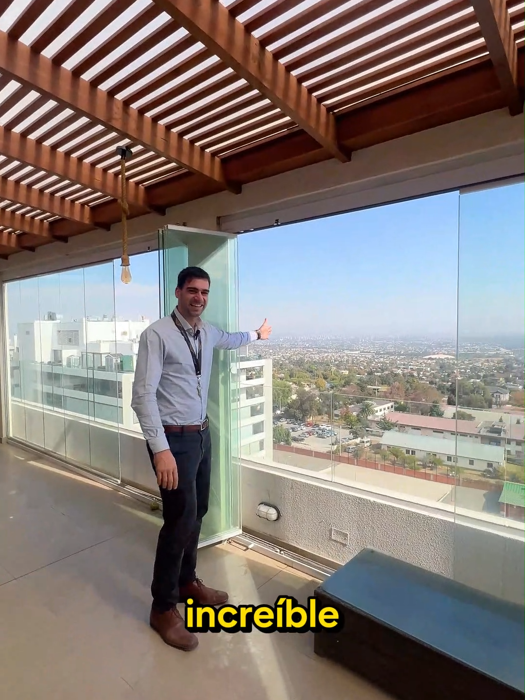 15.790 UF / Penthouse / Jose Arrieta / Increíble Terraza Se vende increíble Penthouse con gran terraza y vista panorámica en la comuna de Peñalolén con 4 Dormitorios + 3 Baños + 3 Estacionamiento + 1 Bodega Vista totalmente despejada Orientación Norte Calefacción central Todas las ventanas termo panel Cierre de cristal Logia techada El departamento cuenta con: - Amplio hall de entrada - Living / comedor con salida a cómoda terraza panorámica de 180 m2 con parrilla en obra - Cocina completamente equipada con encimera, horno y comedor de diario - Logia con conexión a lavadora y secadora - 4 dormitorios (todos con salida a la terraza) - 2 baños completos - Baño de visitas - Dormitorio principal en suite con walk-in closet y salida a terraza con vista despejada *Mts2 Útiles 140 M2 *Mt2 Terraza 180 M2 *Mt2 Totales 320 M2 Áreas comunes del edificio: - Estacionamientos de visitas con control de acceso - Amplia sala de eventos - Gimnasio Full equipado - Quincho - Piscina y camarines - Logia Gastos Comunes $ 300.000 aprox Agenda una visita con: La Porta Propiedades #departamento #departamentoenventa #venta #propiedades #peñalolen #providencia #santiago #vitacura #lascondes #ladehesa #lujo #moderno #fyp #fypシ #propiedades