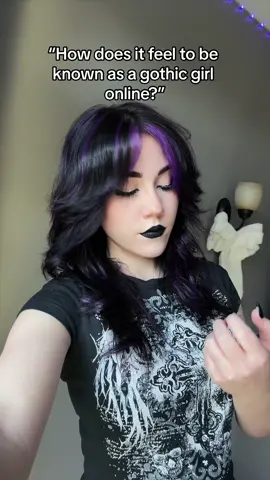 Everyone when they find out i wasnt born with black lipstick🤯