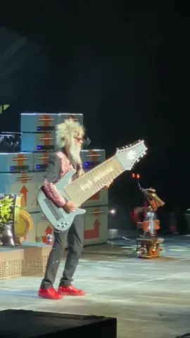 Now this is one BIG ASS BASS!!! 🔥🔥🔥 @ZZ Top #guitartok #zztop #fyp #fy #bassist #guitarists #elwoodfrancis #billygibbons #concert #s #bassplayer #fans #dustyhill #guitarlicks #unplugged #2024 #worldtour @Billy F Gibbons 
