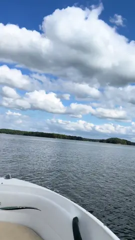 🌅 It's a stunning afternoon for a boat ride! Let's soak up the sunshine and embrace the beauty of the day. ☀️ Grateful for moments like these that fill our hearts with joy.  #gratitude #boatlife #lakelife #lakelanier #realtorlife 