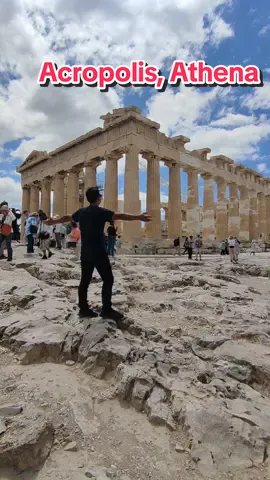 Bangunan ini terletak di Acropolis, Kota Athena , Yunani. Kuil pemujaan Dewi Athena pada zamannya 