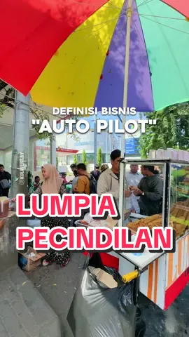 BISNIS YANG UDAH AUTO PILOT 🧑‍✈️✈️ gak perlu ada pegawai, pembeli pun udah paham sistem dan caranya gimana. Harga perpcs lumpia Rp 3.000, udah termasuk free refill saus, daun bawang, dan air minum. Gak cuma harganya yang murah, rasanya tuh beneran enak pake banget guys 🥹🫶🏻 lumpianya kriuk, isinya ada toge dan sayuran lainnya. Apalagi sausnya juara, ada bawang putihnya jadi gurih2 gitu. Ada yang udah pernah kesini? Menurut kalian rasanya gimana? Langsung aja comment dan share ke temen kalian yg mau diajak kesini ya ✨ 📍 Lumpia Pecindilan, Jalan Bunguran no 52, Surabaya (dekat Pom Bensin) Jam buka 06.00 - 11.00 #kulinersby #kulinersurabaya #kulinersbykakilima #lumpiapecindilan 