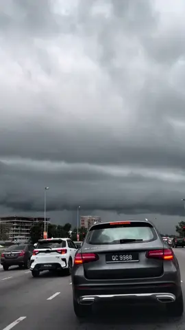#thunderstorm #rain #bigclouds #cloud #dark #fyppppppppppppppppppppppp #fyyyyyyyyyyyyyyyy #viralvideo #kuching #tiktok #umbrellaacademy 