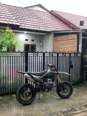 inpo spakbor belakang 🗿 #supermoto #crf #supermotoindonesia #fyp #fypシ #rain #teamnyiprat 