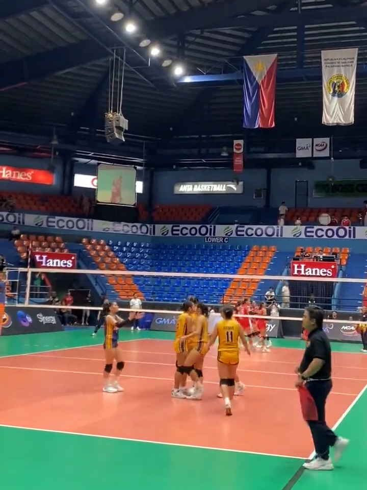 STILL IN THE RUNNING! 🦁 San Beda (3-4) outlasted JRU (1-6) to stay alive in the #NCAASeason99 Final Four race, 17-25, 25-20, 22-25, 25-17, 15-5. | via JK Carandang / GMA Integrated News Follow #GMASports for more updates. #SportsOnTikTok #WomenOfTikTok