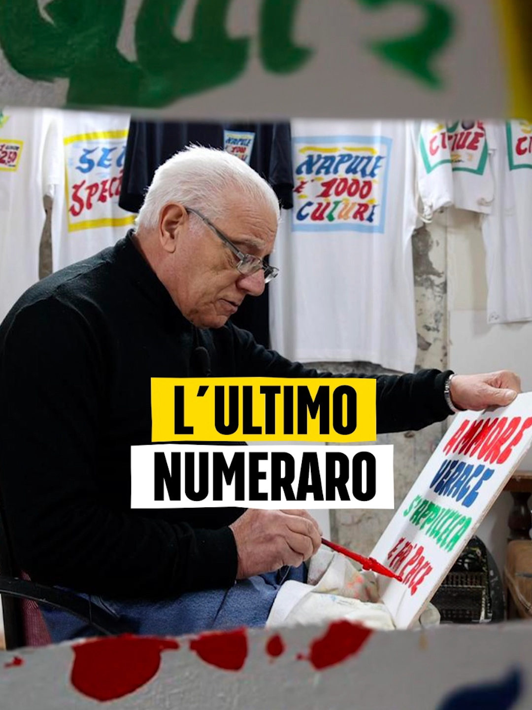 Pasquale De Stefano è l’ultimo “numeraio” di Napoli. Dei suoi cartelli, rigorosamente dipinti a mano in un piccolo basso nel borgo di Sant’Antonio, sono pieni i mercati, fruttivendoli e pizzerie di tutta Napoli. Ma questo lavoro, come tanti altri lavori artigianali, rischia di scomparire 👆🏼