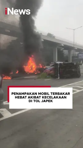 Kecelakaan terjadi di KM 6B ruas Jalan Tol Jakarta-Cikampek arah Jakarta pada Rabu (1/05/24) pagi. Kecelakaan bermula ketika mobil avanza yang melaju di lajur tiga mengalami pecah ban kiri depan. Setelah membanting setir ke kanan kemudian mobil avanza berhenti di jalur empat. Pada saat bersamaan, kendaraan Mitsubishi L300 melintas dengan kecepatan tinggi menghantam bagian belakang Toyota Avanza.  Insiden tersebut menyebabkan Avanza terseret sejauh 25 meter hingga muncul percikan api. Kendaraan Toyota Avanza kebakar hingga ludes, sementara Mitsubishi L300 mengalami rusak berat akibat benturan.  Terdapat korban luka ringan dalam kejadian ini dan telah dibawa ke Rumah Sakit. #tolcikampek #japek #kecelakaan