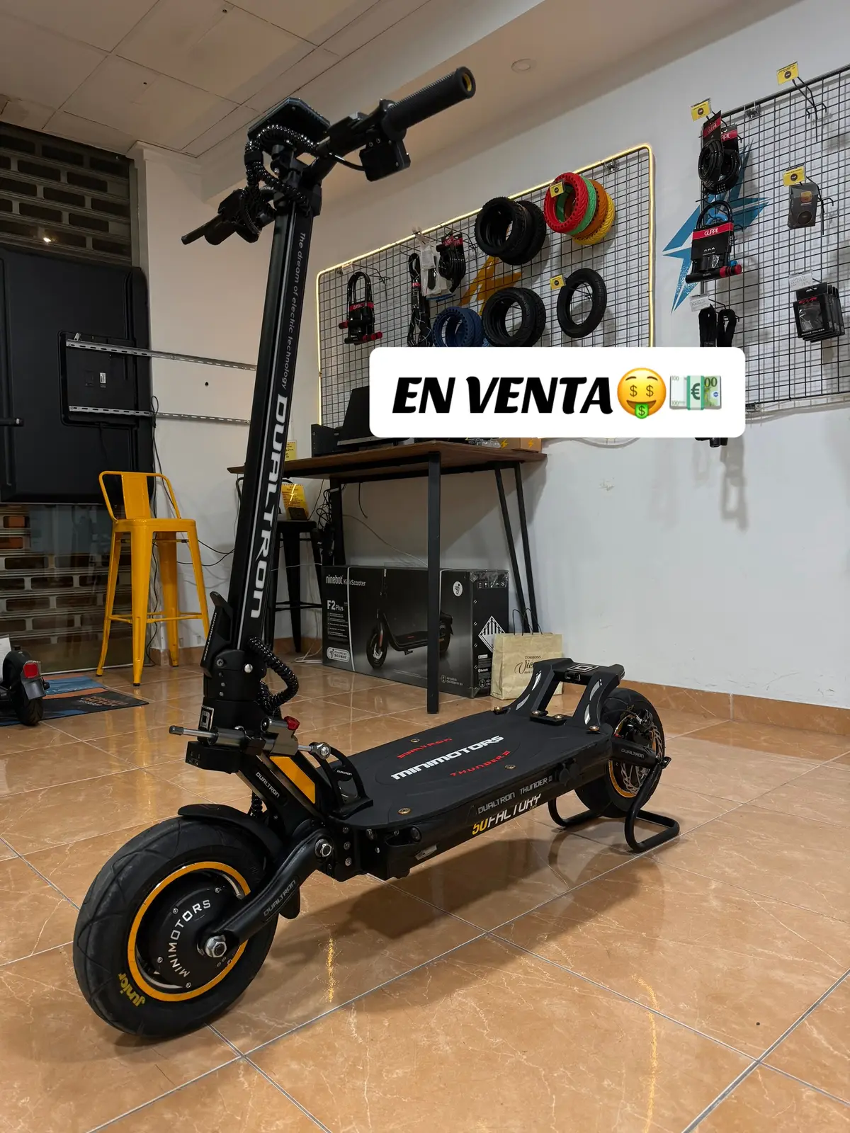 Lleva cubiertas pmt, acelerador de zurrón, adaptación de manillar y muchas cosas más. Comprado hace 1 mes, se puede financiar.#scooterelectrico #patineteelectrico #patinetaelectrica #tuningpatinetes #dualtronthunder #rayders #xiaomituning #parati #patinetemodificado #dualtron #vmp 