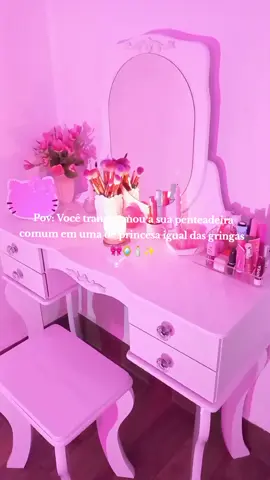 Sou apaixonada! 🪞🕯🎀✨️ • Vídeo da transformação da penteadeira: @𝓣𝓪𝓲 ֶָ 🎀 @𝓣𝓪𝓲 ֶָ 🎀  • Organizando/limpando a penteadeira: @𝓣𝓪𝓲 ֶָ 🎀  • daily_tainaferreira  • Me segue para mais conteúdos como esse 💗 . . . #penteadeira #vintage #vintagevibes #vintagestyle #room #beautyroom #retro #provençal #vintageaesthetic #aesthetic #tumblr #roblox #quarto #pinterest #pinterestaesthetic #pinterestgirl #girl #girls #pink #rosa #dicas #fypシ゚viral #fypシ #fyp #fy #coquettegirl #coquetteaesthetic #tour ##girlygirl #daily #routine #reset #hellokitty #sanrio #viral #monetizartiktok  #girlythings #itgirl #thatgirl #beleza #autocuidado #dicasdebeleza #vaidade #vanity #shopee #aquelagarota #pinkaesthetics 