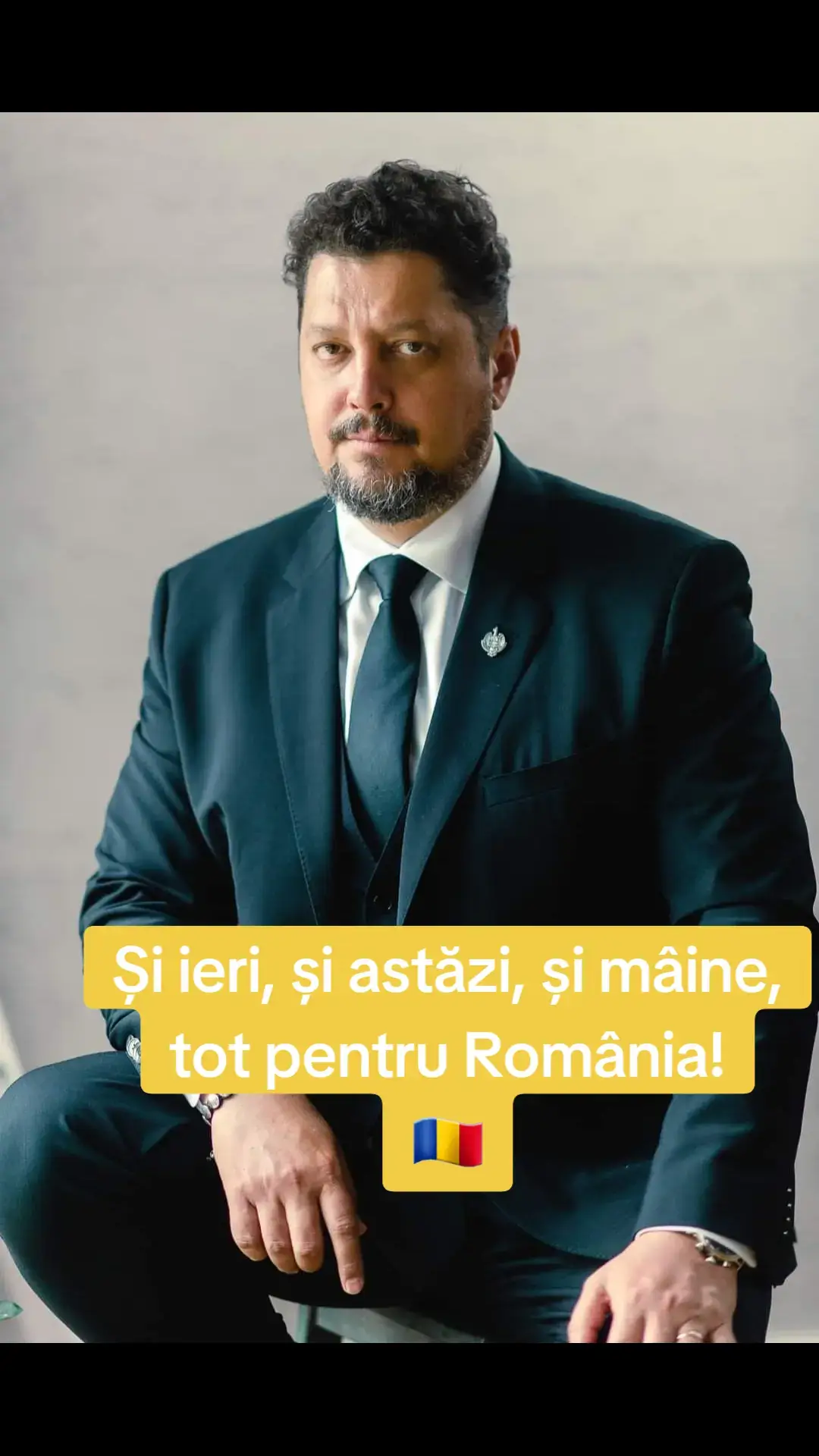 Frica și speranța România se înatorează tot mai mult. A ajuns la 52% din PIB, nivel foarte primejdios. În acest ritm, vom ajunge dependenți pe viață de alții.  România se amestecă în războiul din Ucraina, deși NATO nu este parte beligerantă. Ne pregătim deci pentru extinderea războiului și nu trebuie să vă mai explic ce înseamnă asta. România este prima care se conformează tuturor măsurilor venite de la Bruxelles contra interesului național: Green Deal, PNRR, Pactul privind migrația… Rezultatele se măsoară în cifre dezastruoase pentru economie și în grade pe scara cutremurului social.  România e ținută în regim de subdezvoltare, ca teritoriu de extracție a bogățiilor naturale și a resurselor umane de calitate. România este în avangarda statelor europene care renunță până și la a mima democrația pentru a stârpi orice opoziție politică. Libertatea devine tot mai mult o iluzie. România este un stat capturat de o mafie transpartinică și transnațională. Interfața ei este alcătuită din politicienii partidului comasat.  Pentru românii lucizi și bine informați, toate acestea sunt limpezi și le dau fiori pe șira spinării. Frica de ce urmează este tot mai pronunțată în societatea românească.  Propaganda partidului comasat liberalo-socialist vrea să anuleze această frică, agitînd sperietori false. În loc să răspundă pentru că sleiesc țara de resurse și au închinat-o intereselor străine, politicienii partidului comasat ne spun că, dacă vor fi înlocuiți de la putere, va fi mai rău.  Or singura speranță pe care o mai pot avea românii este legată de schimbarea celor care guvernează această țară, separat sau împreună, de 34 de ani.  Asta este și frica lor, a celor din PSD și PNL, că poporul va mătura cu ei pe jos în alegerile care urmează.  De aceea, liberalii și pesediștii lovesc în speranța românilor. Ei încearcă să-i convingă pe români nu de bunele lor intenții, ci că opoziția este la fel de rea. Și pentru asta au la dispoziție toate mijloacele.  Drept pentru care lupta dintre partidul comasat PSD-PNL și singura opoziție, AUR, devine dramatică, precum cea dintre David și Goliat. Dar cu noi este Dumnezeu! #Credinta #politica #dreptate #adevar 