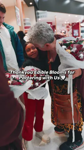 In honour of their mum, these kids handed out flowers to Mum’s for Mother’s Day. 🥹💕- Check out @Edible Blooms to gift a mother this Mother’s Day #mothersday #Love #kindness #australia #aus 