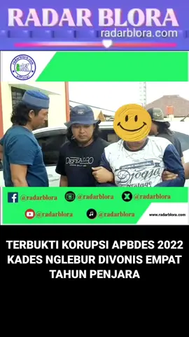 Kepala Desa Nglebur, Kecamatan Jiken nonaktif Rumidi divonis hakim empat tahun penjara. Rumidi terbukti melakukan tindak pidana korupsi (tipikor) APBDes Nglebur 2022. Kepala Seksi (Kasi) Intelijen Kejaksaan Negeri (Kejari) Blora Djatmiko mengungkapkan, majelis hakim Pengadilan Negeri (PN) Tipikor Semarang menjatuhakn vonis empat tahun penjara kepada terdakwa Rumidi pada Senin lalu (22/4). Terdakwa terbukti secara sah dan meyakinkan bersalah melakukan tipikor sebagaimana dalam dakwaan primer. Yakni, pasal 2 ayat (1) jo Pasal 18 UU Nomor 20 Tahun 2001 tentang Pemberantasan Tipikor. Selain pidana penjara, terdakwa juga divonis pidana denda Rp 200 juta subsider dua bulan kurungan. Serta, pidana tambahan berupa pembayaran uang pengganti kerugian negara sejumlah Rp 393,8 juta subsider enam bulan penjara. Diketahui sebelumnya, Rumidi sudah lama tak ngantor di Balai Desa Nglebur, ternyata dirinya kabur ke Lampung untuk menghindari kasus hukum yang sedang melilitnya. Rumidi sempat menjadi buronan selama dua bulan, Namun, apesnya dirinya tertangkap saat menjenguk keluarganya yang sakit di salah satu Rumah Sakit Purwodadi. Dari hasil interogasi kepolisian, uang yang dikorupsi Rumidi digunakan untuk melunasi utang pribadi. follow juga akun media sosial kami 🖥️ Youtube: @radarblora 📖 Facebook: @radarblora 🎙️tiktok:@radarblora 🕺 Snack Video:@radar_blora 📱instagram:@radarblora
