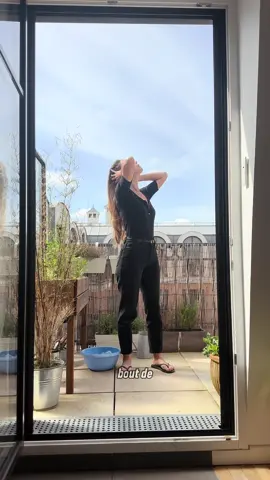 Soleil soleil, es-tu là ? ☀️ Il est très timide à Paris ! Mais j’ai quand même profité de quelques rayons du soleil pour nettoyer la terrasse, et ça fait un bien fou ! 🤩 Enfin, ca a été périlleux jusqu’à ce que @ivanilbacuan vienne me sauver 🤣🧼 Maintenant, on attend les beaux jours, les vrais ! 🤪☀️😎👙  #terrasse #springmood #outdoordecor #decoexterieure #decoterrasse #decobalcon #balconpausedeco  