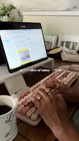 Work from home with me today 💕💻 video inspired by my friend @Verali | Mktg + Lifestyle #workfromhome #desksetup 