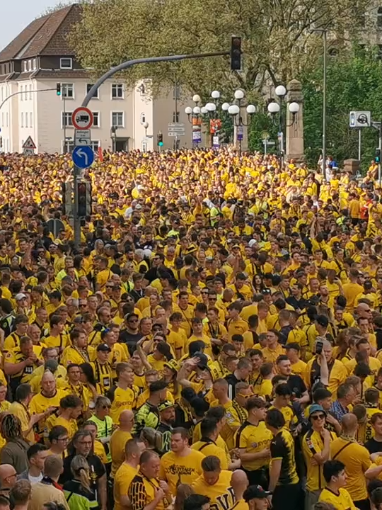 Borussia Dortmund gegen Paris Saint-Germain - Aufmarsch der Fans zum Signal Iduna Stadion zum Halbfinal-Hinspiel am 1. Mai 2024, Teil 3 #bvb09 #borussiadortmund #championsleague