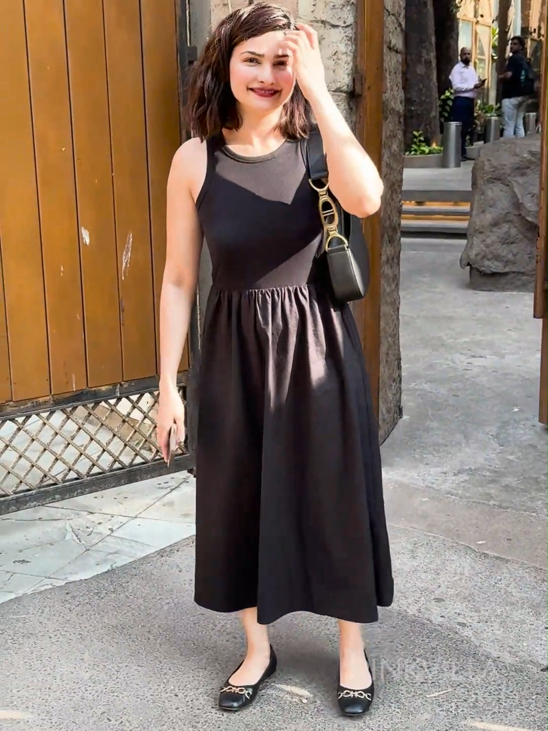 Prachi Desai spotted in an adorable all-black OOTD and when the paps compliment her smile, well we couldn’t agree more! 💕 Wait for the end to see her cute reaction when a paparazzo calls her ‘national crush’ 🥰 #prachidesai #bollywood #pinkvilla