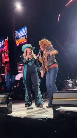 Don’t mess with women from Texas (or Oklahoma)  👩 👩‍🦰  #stagecoach #reba #rebamcentire #mirandalambert #countrymusic #OnTour 
