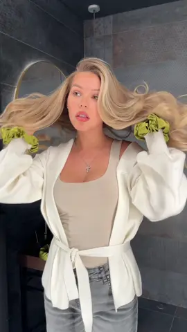 Best purchase of 2024? Let it be the Jumbo size heatless curler that you can ✨actually sleep with✨. Time to give those sock curls a break and enjoy big and bouncy overnight heatless blow out 🫶🏻 CC: @Zhenya Spitsyna #heatlessovernightblowout #heatlesscurls 