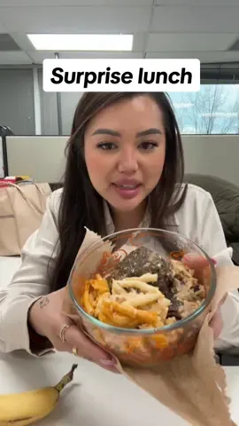 Everyones sharing their lunch with me today 🥰🥰 #toronto #fyp #mukbang #tastetoronto #torontofood #torontotiktok #officelife #worklife #eatwithme #foodtiktok #eatlunchwithme #lunchintheoffice #Foodie #officelunch #officefun 
