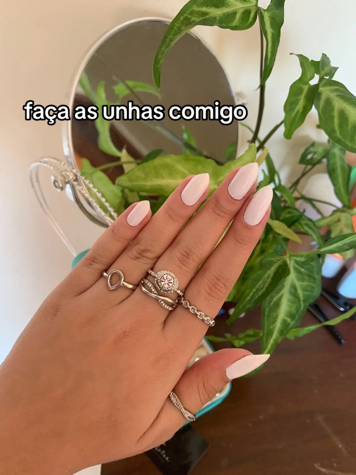 branquinho corretivo classico 😍  . . . #CapCut #fyp #unhas #unhasnaturais #esmatacao #nailtutorial #esmatacaoperfeita #risque #esmaltebranco #impala #mtg #rlk🔮  #bebelbh🔮 