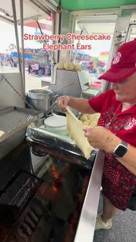 Strawberry Cheesecake Elephant Ears 🤤 Fried Dough, Butter, Powdered Sugar, Strawberries, Cream Cheese Glaze. 📍: Mama Jane’s Funnel Cakes 🌆: State Fairs around the USA #elephantears #frieddough #dough #fairfood #cheesecake #strawberry 