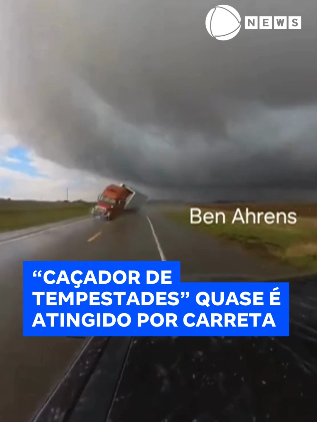 Um caçador de tempestades gravou o momento em que quase foi atingido por uma carreta. Tudo aconteceu muito rápido, o veículo tomba e avança em direção à caminhonete, o motorista joga o veículo no acostamento, repare que o retrovisor chega a ser arrancado. Por pouco não acontece uma tragédia. Esse flagrante foi registrado no último fim de semana em Nebraska, nos Estados Unidos, durante a passagem de um tornado. 📲 #RecordNews #TikTokNoticias #TikTokNoticia #Noticia #Noticias