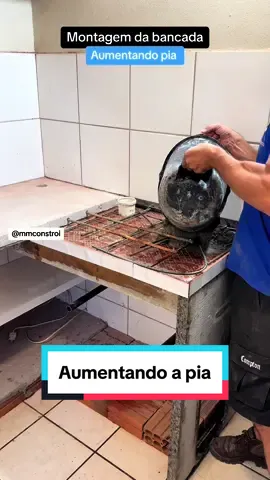 Vamos aumentar a pia da cozinha, vai ficar com mais armário em baixo e mais bancada em cima, reaproveitando a pia antiga para fazer parede da bancada, gostou do vídeo sigam nosso perfil 👏🏼🚀🙏 #cozinha #obra #reforma #facavcmesmo #acabamento #revestimento