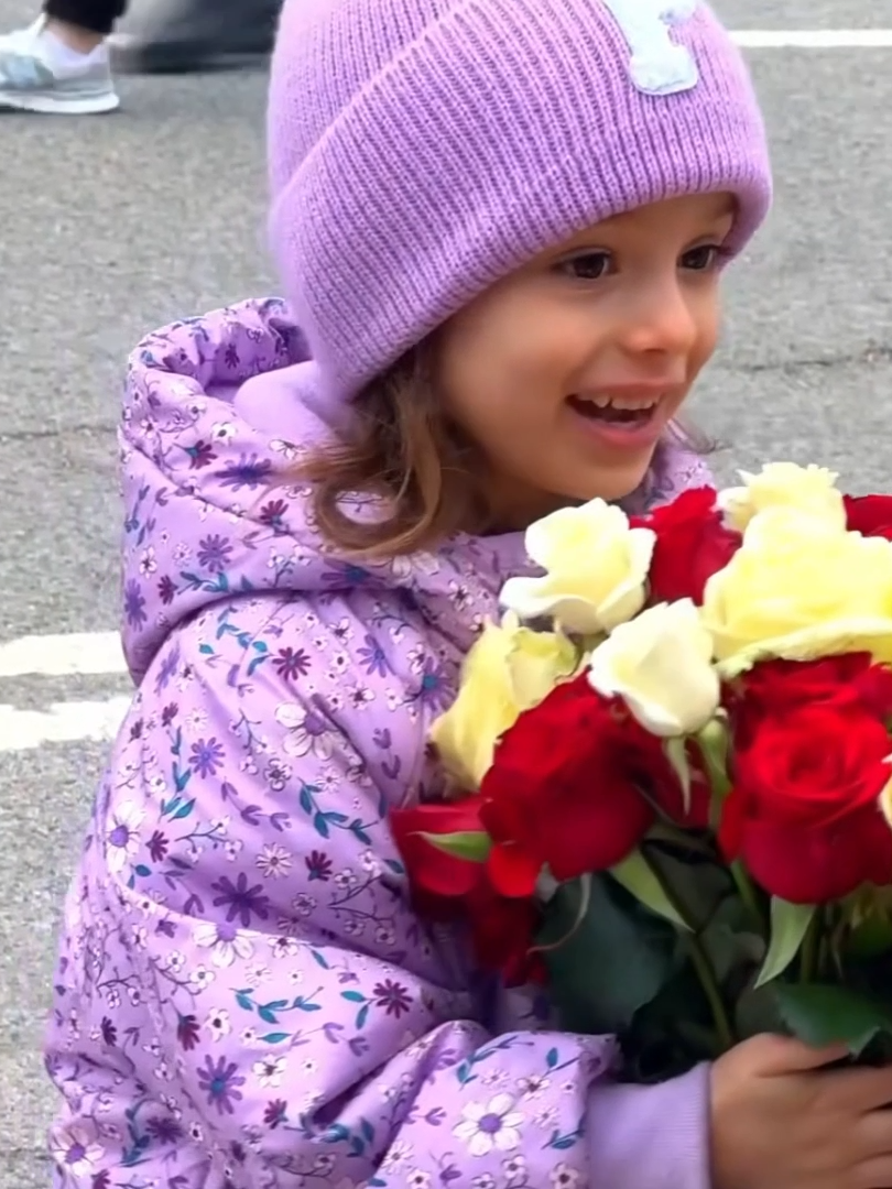 Everyone deserves a bouquet of flowers #respect #socialexperiment #viral #kindness