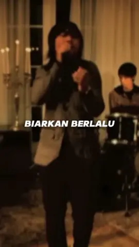 Takkan aku kenang lagi🥺 • 🎵Biarkan Berlalu || @hellobandindonesia • 𝙎𝙪𝙥𝙥𝙤𝙧𝙩 & 𝙁𝙤𝙡𝙡𝙤𝙬 _ @zona_musik42 _____________________________ #biarkanberlalu #helloband #liriklagu #flashbackmusic #nostalgia #laguhits #hitsmusik #2000s #musik #musikhits #bandhits #band2000an #lagubaper #indonesia #musicvideo #trending #viralmusic #musiclyrics #lagukenangan #storyhits #MusikIndonesia #lagunostalgia #lirikvideo #instamusic #rockindonesia #mtv #musicindonesia #fyp #musically #fypシ 