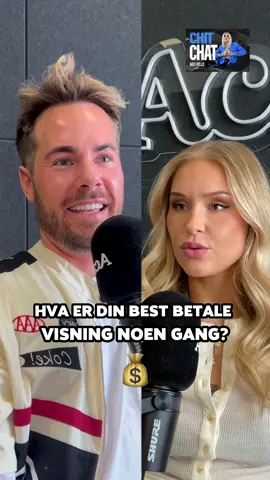 Del 1 med @Harlem Alexander er nå ute! Lytt gratis der du hører podcast! Link i bio!💙🔥 - I del 1 med Harlem får vi høre om barndommen i Halden, og hvordan det var å komme ut som homofil. Dette ble en traumatiserende opplevelse som resulterte i at Harlem måtte flytte ut som 16-åring. Han forteller om hvordan han klarte å bygge seg opp etter dette, fra frisørlærling hos Adam og Eva til Victoria's Secret’s favorittfrisør. Vi får også høre om hvordan forholdet hans er til religion og ekteskap etter å ha vokst opp med en kristen far❤️ #frisør #penger #victoriassecret #norsk #fyp 