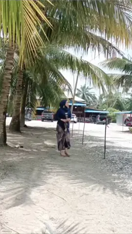 Tinggi menjulang pohon pauh Di umbinya tumbuh pohon lada kenapa di ingat org yg jauh org yg dekat ini Kan Ada 😝 Selamat petang org Baik. Assalamualaikum wbt. Cantik Kan Kampung Sedara Kita di Bagan Datuk. Teruja melihat keindahan Laman nya. tenang. #beyourself #fyp #beyourself #fyppppppppppppppppppppppp #foryourpage #singlemom #jiwang #nicesong 
