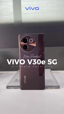 Vivo baru saja merilis produk terbarunya yaitu VIVO V30e 5G. Series ini tetap menggunakan layar Curved/Lengkung dan yang menjadi pembeda adalah di bagian desain belakang yang memiliki Ring kamera Bulat Besar dan ini adalah Inovasi yang sangat baru di Vivo.  #vivov30e5g #vivoindonesia 