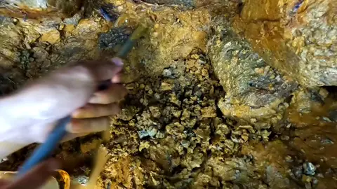 It is extraordinary to pan for gold in small rivers#goldtreasure #goldhunting #fyp #traditionalgoldpanning #fypシ゚viral🖤tiktok #rivergold #fypage #fypシ゚viral #