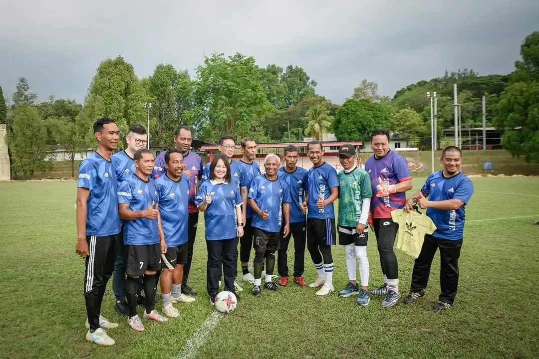 DIARI CALON PERPADUAN (Pakatan Harapan) Saya singgah salam serta menonton sekejap perlawanan bola sepak di antara Otai FC Jerantut dan Veteran Hulu Selangor di Kuala Kubu Bharu. Seronok juga melihat sukan yang paling diminati di seluruh dunia ini.  Memanglah saya tidak pandai bermain bola sepak, malah tidak tahu sangat tentang taktik dan strategi. Tapi memang saya boleh ikuti perlawanan bola sepak. Dan cukuplah setakat saya beramah mesra dan memberi sokongan.  Buat anda semua, jangan lupa ajak keluarga dan kawan-kawan keluar mengundi pada 11 Mei nanti. Jom sokong Perpaduan, undi Harapan yang sentiasa prihatin dengan golongan belia. 乌雪足球队vs而连突足球队 我本身平常也会关注足球赛，得知有这场比赛，当然要去到现场支持和观赛，为大家加油打气。 我也呼吁大家，5月11日，一定要出门投票、支持团结政府！ #kekalkualakubu #pilihpang #pangkahpang #kualakububaharu #n06kualakububaharu #新古毛 #投小桃