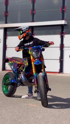 🤯🤯🤯 -5% chez @SUPERMOT® avec le code SIMLACA5 🫶🏼 #france #devinelapersonne #trend #bike #kutvek #passion #grenzgaenger #supermot #smfr #supermoto #moto #300tpi #ktm 