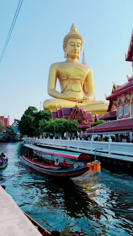 วัดปากน้ำภาษีเจริญ เป็นวัดที่มีชื่อเสียงอีกแห่งหนึ่งในกรุงเทพมหานคร และมีความเก่าแก่ อายุกว่า 300 ปี สร้างขึ้นมาตั้งแต่สมัยกรุงศรีอยุธยาตอนกลาง จึงเป็นเสมือนศูนย์รวมจิตใจของผู้คนในย่านนั้นมาอย่างยาวนาน ตั้งอยู่บริเวณปากคลองด่านเชื่อมกับคลองบางกอกใหญ่ เลยถูกขนานนามว่า วัดปากน้ำ นั่นเอง#วัดปากน้ําภาษีเจริญ #พระพุทธธรรมกายเทพมงคล #พระมหาเจดีย์มหารัชมงคล  @pimkhunn  @pimkhunn  @pimkhunn 