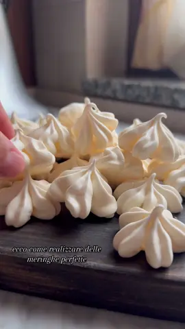 Meringhe a prova d errore 🤍 1G: lamozzarellaincarrozza 🥰 #meringhe #pastry #meringue #ricettafacile #viral #perte 