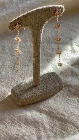 Pendientes Long Nanuk Golden ❣️ tan versátiles como para el día a día como para alguna ocasión más especial.  #jewlery #giftideas #surejewels #goldenjewelry 
