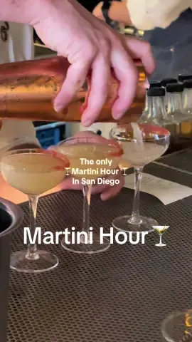 Such a creative twist on happy hour 🍸 #sandiego #sandiegocheck #sandiegolife #sandiegolifestyle #sandiegogirl #sandiegoliving #sandiegothingstodo #thingstodosandiego #sandiegohiddengems #sandiegocontentcreator #sandiegoblogger #sandiegorestaurants #sandiegorestaurant #sandiegofoodie #sandiegohappyhour #lavalencia #thewhalingbar 
