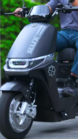 🎧 Tune in and feel the thrill! 🔌⚡️ Get up close and personal with the RM2000 Electric Motorcycle.  #ruxelectricmobility #NextIsNow #electricvehicle   #electricmotorcycle #electricbicycle #electricscooter #sustainablemobility #saveourplanet #climatechange 
