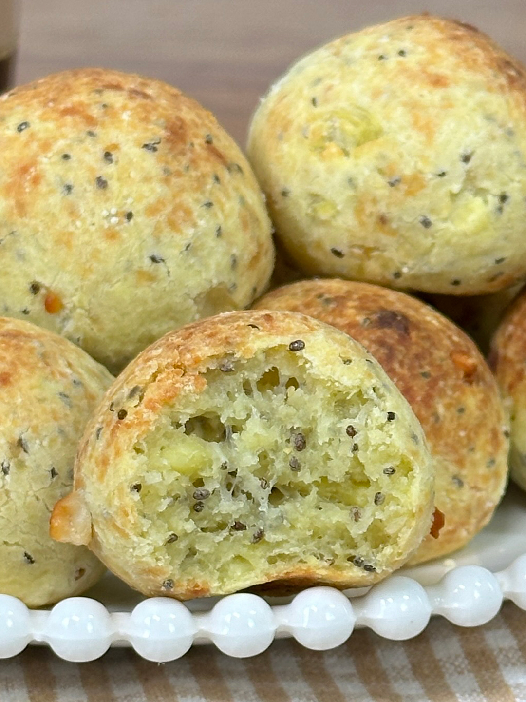 Pão de queijo com batata doce! Fácil, delicioso, rende muito e mais saudável! INGREDIENTES: - 1 batata doce cozida e amassada (250g) - 1 ovo grande - 1 col. de sopa de polvilho azedo - 1 col. de sopa de polvilho doce - 100g de queijo parmesão ralado - 1 c. de sopa de chia - 1 c. de sopa de azeite - 1 c. de sobremesa de sal MODO DE FAZER: Em uma tigela, amasse a batata doce. Na tigela, coloque o ovo, o queijo ralado, o polvilho, o azeite, o sal e a chia. Misture bem. Enrole em formato de bolinhas e leve para airfryer preaquecida a 180º por 10 minutos. Sirva! OBS: Pode ser feito no forno a 180º por 20 minutos. #foodmakers #culinaria #gastronomia #receitas #foodtiktok #pãodequeijo #batatadoce #chia