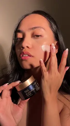 Black snail mucun for your skin?! Why not!  This is like a luxury skin care but wallet friendly.  It's like a boost of firmness and radiance all in one. Tackles wrinkles and brightens up any blemishes. It's all about giving your skin a little extra TLC  @Dr.G @BAZZAAL  #drg #no1inoliveyoung #drgfornourishing #drgnourishingcream #drgcream #hydratedskin #healthyskin #nightcream #drgskincare #dermatologist #developedwithderms 