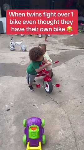 Always a competition 😂 (Via @Sharnice/ Mom of Watson Twins ) #funny #mom #kids #parents #cute 