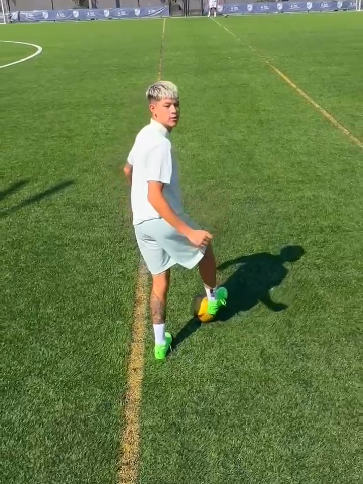 DOMÍNIO SEM OLHAR PRA BOLA... 😍 Qual a nota pra esse domínio? COMENTA AÍ 👇 A tropa do VT não falha 🔥 #futebol #viral #vitorlo #banheiristas #caiolo #desafio #gol #drible